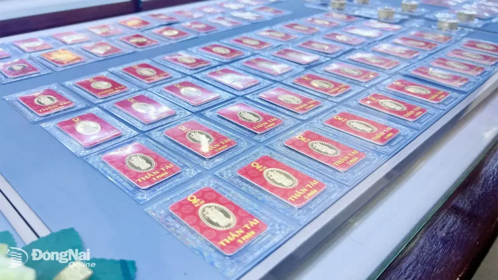 تراجع حاد في أسعار سبائك الذهب لدى شركة SJC إلى 163.8 مليون دونغ